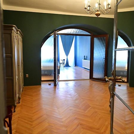 Lovely 2 Bedroom Apartment In Historic City Center Nagyszeben Kültér fotó