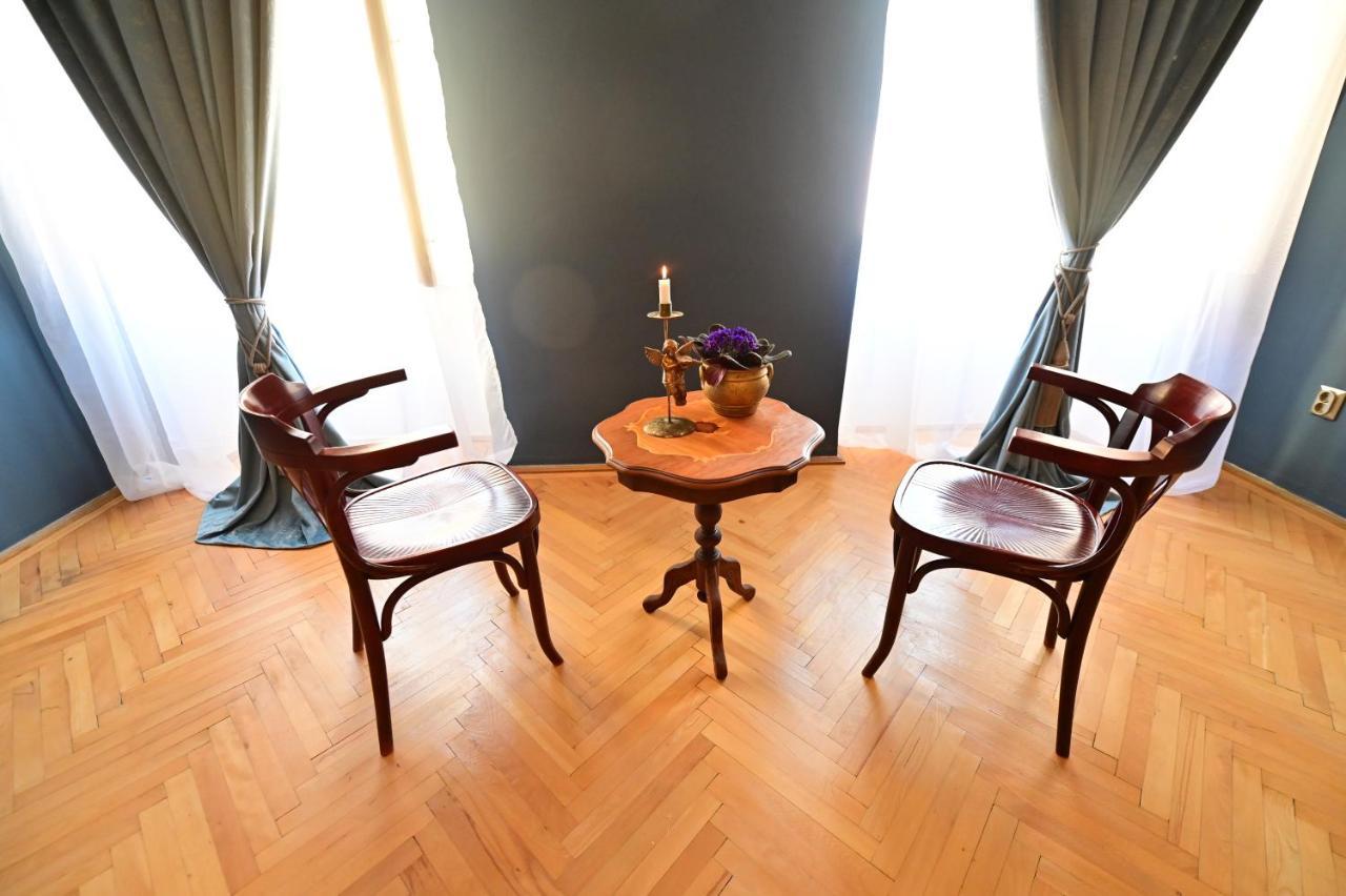 Lovely 2 Bedroom Apartment In Historic City Center Nagyszeben Kültér fotó