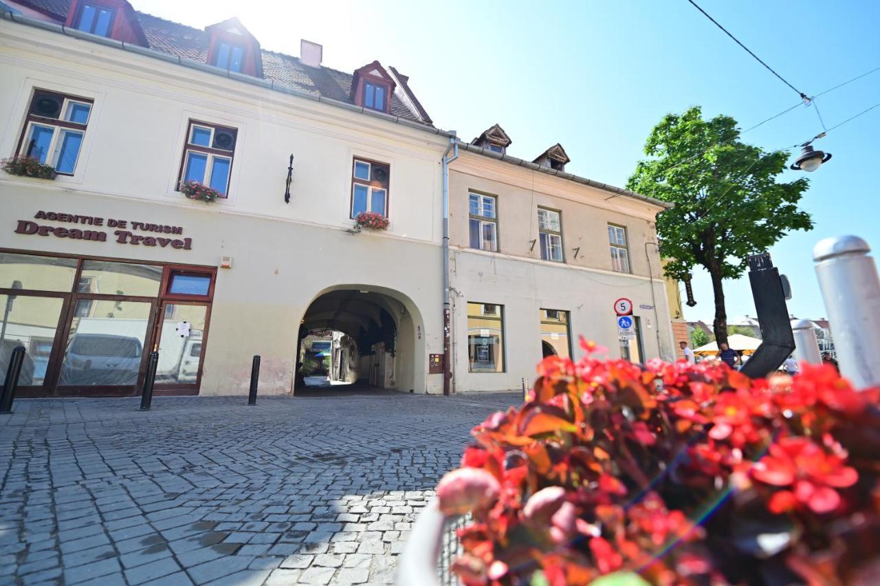 Lovely 2 Bedroom Apartment In Historic City Center Nagyszeben Kültér fotó