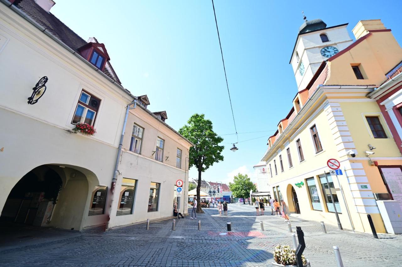 Lovely 2 Bedroom Apartment In Historic City Center Nagyszeben Kültér fotó
